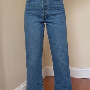 Levi’s Ribcage Straight Ankle Jeans in Medium Wash – Size 28